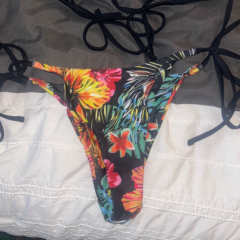 String Bikini - Picture 3 of 3